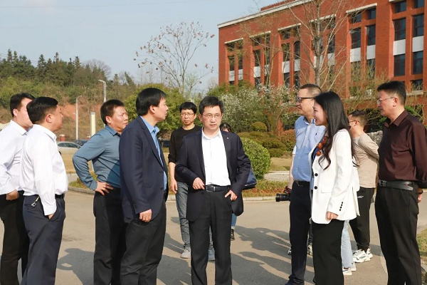 銅仁市委副書記、市長皮貴懷調(diào)研西部產(chǎn)業(yè)基地