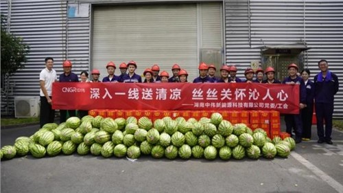 清涼潤匠心關懷抵熱浪|中偉股份生產一線開展“送清涼”員工關懷系列活動